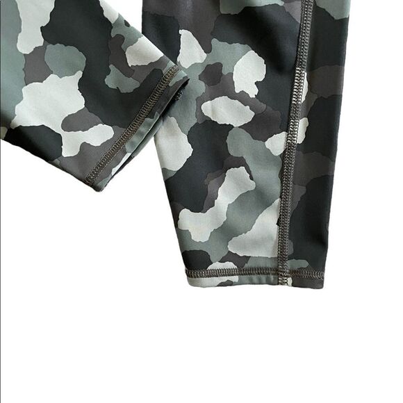 ATHLETA Lightning Camo 7/8 Tight Size Small - Picture 3 of 6